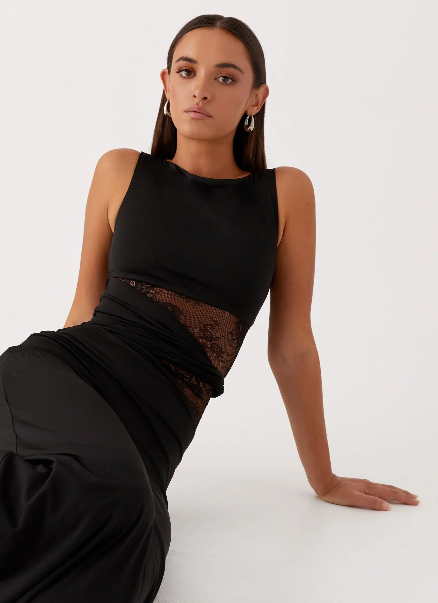 Robe Élégante Sculptante avec Détails Dentelle | “Leni Edition”