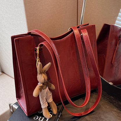 Sac à bandoulière tendance pour femmes avec pendentif poupée